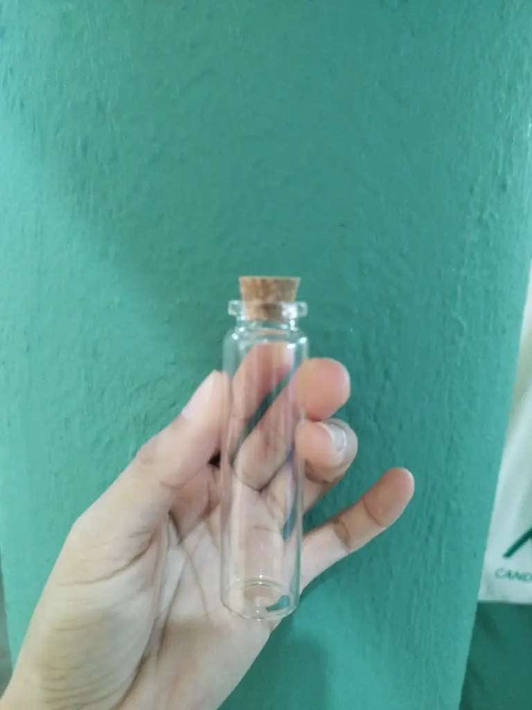Botellita vidrio con corcho vacia